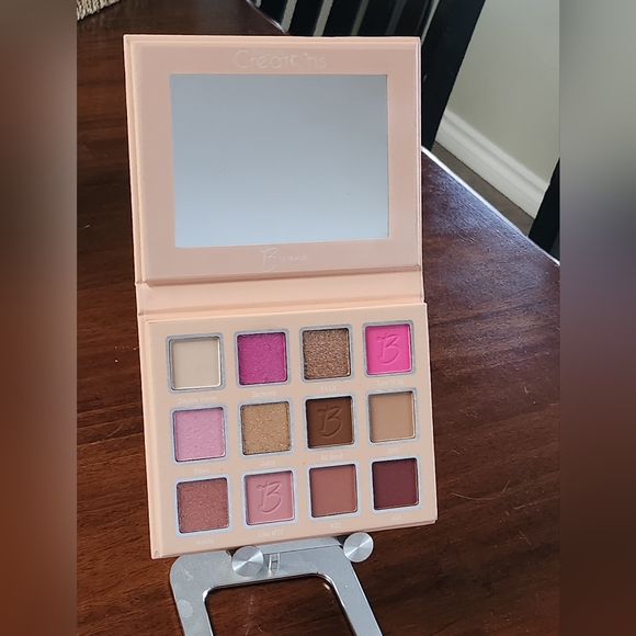 Murillo Twins x Beauty Creations eyeshadow palette and beauty blender sp… - Picture 4 of 7